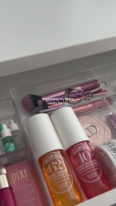 heather ♡ on TikTok Things You Need For Your Vanity, Vanity Tour Video, Organize My Vanity With Me, Teen Vanity Ideas, Vanity Must Haves, Organizing Vanity, Amazon Vanity, Teen Vanity, Vanity Tour