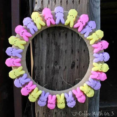 Get your home ready for Easter with this simply cute DIY Peeps Wreath! Diy Peeps, Peeps Wreath, Easter Crafts For Adults, Easter Egg Crafts, Friends Diy, Easter Crafts Diy, Cute Diy, Diy House, Seasonal Crafts