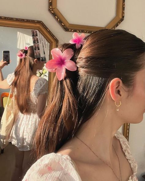 Lena fajga on Instagram: "Hibiscus-flower Hairclip hairstyles 🌷🌺🪷🌸 Some of my faves atm   #hairclips #hairstyle #hairstyles #flowerhairstyle #hibiscus #hairclip #hibiscus🌺" Flowers Clips For Hair, Flower For Hair, Flower On Hair, Summer Long Hairstyles, Flowers Hair Clips, Flower Hair Clips Hairstyle, Hair Flowers, Flower Hair Clip, Flower In Hair