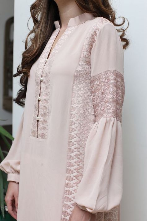 Kurti Sleeves, Kurti Sleeves Design, New Kurti Designs, New Blouse Designs, Long Kurti Designs, Salwar Kamiz, Pakistani Dresses Casual, Dress Neck Designs, Kurti Designs Latest