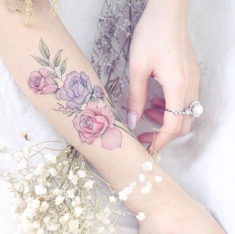 Pastel Tattoo, Tattoo Trend, Amazing Tattoos, Hawaiian Tattoo, Inspiration Tattoos, Geniale Tattoos, Tattoo Feminina, Hand Tattoo, Flower Tattoo Designs