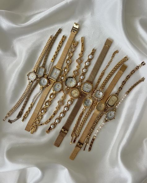 Gold everything🍸🪞 a mixture of many of our watches we loveee • • Shop link in bio🤍 • • watches are: •water resistant •tarnish proof •internationally shipped Xoxo Jewelry, Schmuck Gold, Gold Everything, Preppy Jewelry, Earthy Jewelry, Luxe Jewelry, Body Jewelry Piercing, Golden Jewelry, Dope Jewelry