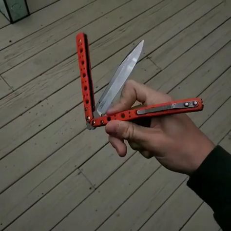 Knife Tricks Videos, Knife Flipping Tricks, Butterfly Knives Aesthetic, Balisong Aesthetic, Butterfly Knife Aesthetic, Butterfly Knife Tricks Tutorial, Knife Spinning, Balisong Tricks, Butterfly Knife Tricks