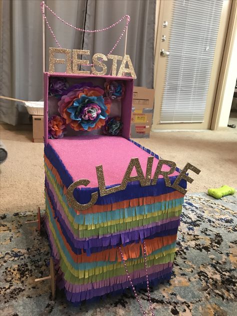 Box float for fiesta week Shoebox Fiesta Float, Show Box Float Ideas, Fiesta Shoe Box Float, Shoe Box Float Ideas Kids, Fiesta Float Ideas For School, Fiesta Shoebox Float Ideas, Shoebox Float Ideas, Shoe Box Float, Kids Parade Floats