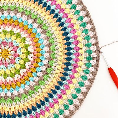 Crochet Round Granny Square Pattern, Crochet Circle Table, Granny Circle Crochet Pattern, Granny Square Circle, Granny Circle, Large Granny Square, Table Runner Patterns, Crochet Circle Pattern, Round Crochet