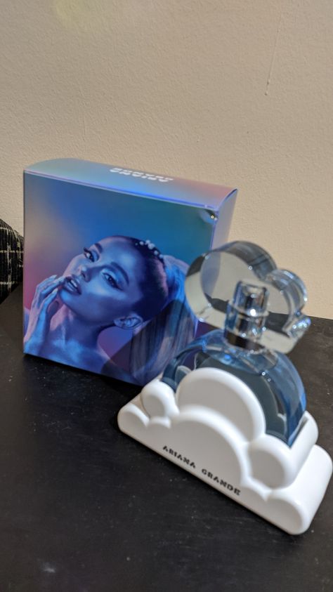 Arianna Grande Perfumes, Ariana Grande Parfum, Ariana Grande Perfumes, Cloud By Ariana Grande, Perfume Ariana Grande, Accesorios Aesthetic, Koleksi Makeup, Ariana Perfume, Ariana Grande Fragrance