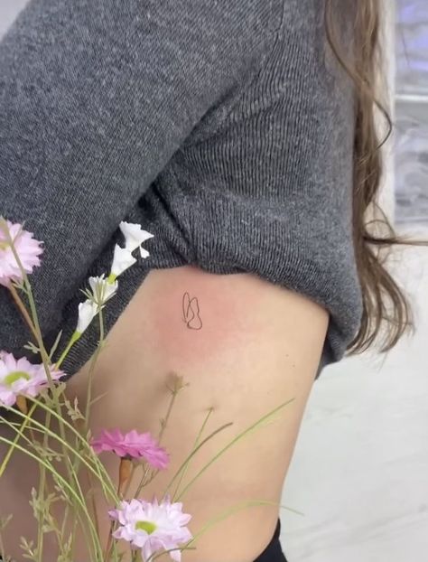 Rib Simple Tattoo, Fine Line Butterfly Tattoo Back, Tiny Tattoo Ribs, Ribs Minimalist Tattoo, Small Butterfly Tattoo On Ribs, Mini Tattoos Aesthetic, Tattoo Ribs Girl, Tiny Rib Tattoo, Small Hidden Tattoos For Women