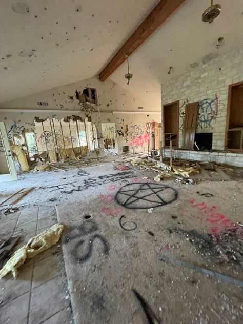 Abounded Place, Abandoned Places Photography, People Exploring Abandoned Places, Abandoned Hangout Spots, Explore Abandoned Places, Abandoned Building Hangout, Graffiti Room, Paranormal Aesthetic, Weird Photography