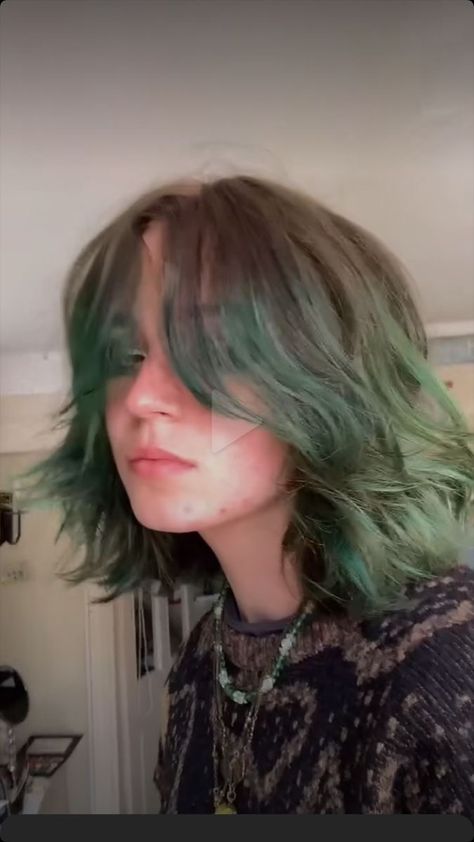 Dark Green Hairstyles, Wolfcut Short Dyed, Short Green Hair Aesthetic, Wolfcut Hair Dye, Hair Dye For Short Hair, Dark Green Hair Aesthetic, Dyed Hair Grunge, Dyed Wolfcut, Dark Green Hair Color