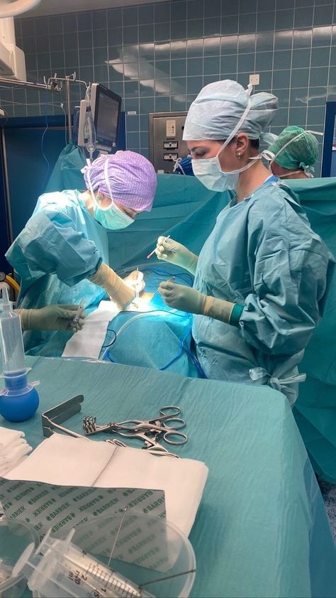 Surgery Inspiration, Female Surgeon, Nurse Uniforms, Traditional Healer, Medical School Life, Nurse Inspiration, Medical Student Motivation, Nurse Aesthetic, Med School Motivation