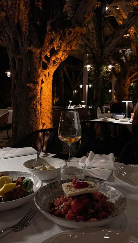 Dinner Date Aesthetic, Dinner Restaurants, Romantic Dinner Recipes, Luxury Restaurant, Romantic Dinner, Dinner For Two, Snap Food, Date Dinner, Wine And Dine