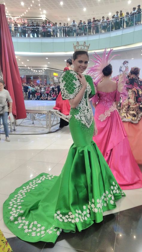 Emerald Green Filipiniana Terno Mermaid gown by Russ Cuevas Emerald Green Filipiniana, Green Filipiniana, Filipiniana Costume, Filipino Costume, Filipino Dress, Terno Dress, Filipiniana Gown, Modern Filipiniana Gown, Siren Dress