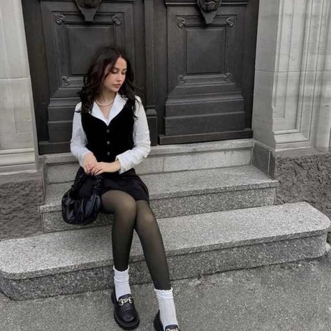 White Pantyhose Outfit, Outfit Trabajo, Black And White Outfit, Pantyhose Fashion, Japan Outfit, Outfit Mujer, Paris Outfits, White Socks, 가을 패션