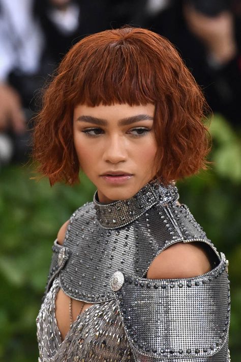 Zendaya and Shailene Woodley at 2018 Met in Joan of Arc inspirations Zendaya Met Gala, College Hair, Pelo Chocolate, Zendaya Outfits, Dramatic Hair, Heavenly Bodies, Zendaya Style, Celebrity Look Alike, The Met Gala