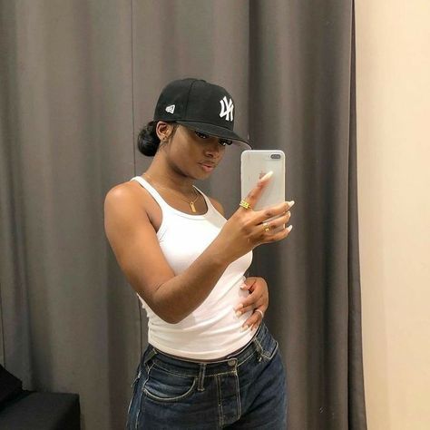 Fitted Cap Outfit Black Women, Fitted Cap Outfit, Snapback Outfit, Bone New Era, Ny Cap, Ny Hat, Yankees Hat, Hat Aesthetic, Cap Outfit