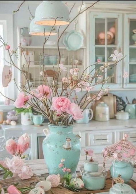 She Shed Interior, Vasos Vintage, Style Anglais, Pink Cottage, Country Cottage Decor, Casa Vintage, Spring Table, Centerpiece Ideas, Spring Home Decor