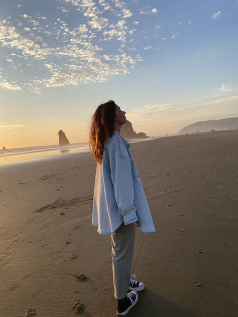 #outfitideas #oregonoutfit #outfits #oregon #outfitinspiration #cannonbeach Oregon Beach Outfit, Tofino Outfit, Cannon Beach Oregon Outfits, Oregon Aesthetic Outfits, Oregon Coast Outfit Summer, Oregon Coast Aesthetic Outfit, Oregon Aesthetic Clothes, Oregon Clothes, Oregon Coast Outfit