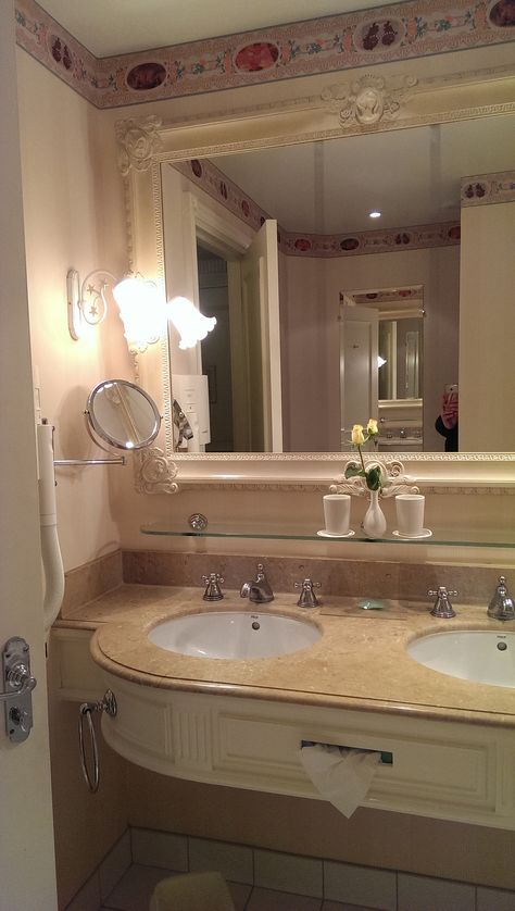 https://flic.kr/p/qBX8Xz | Bathroom, Disneyland Hotel Disneyland Hotel Rooms, Disney Hotel, Paris Disneyland, Disneyland (paris), Disneyland Hotel, Disney Hotels, Dream Cottage, Hotel Bathroom, Hotel Rooms