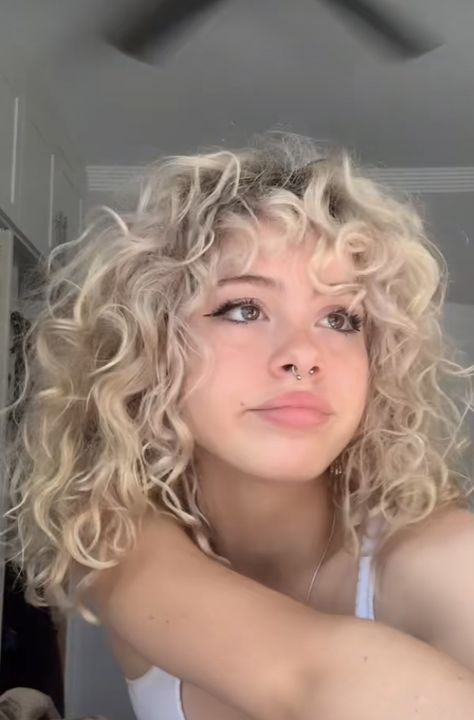 Blond Permed Hair Short, Blond Curly Hair Aesthetic, Blonde Curly Hair Face Claim, Perm Ideas For Short Hair, Face Claims Curly Hair, Shaggy Curly Hair Mid Length, Blonde Curly Hair Women, Growing Out Short Curly Hair, Curly Hair Face Claims