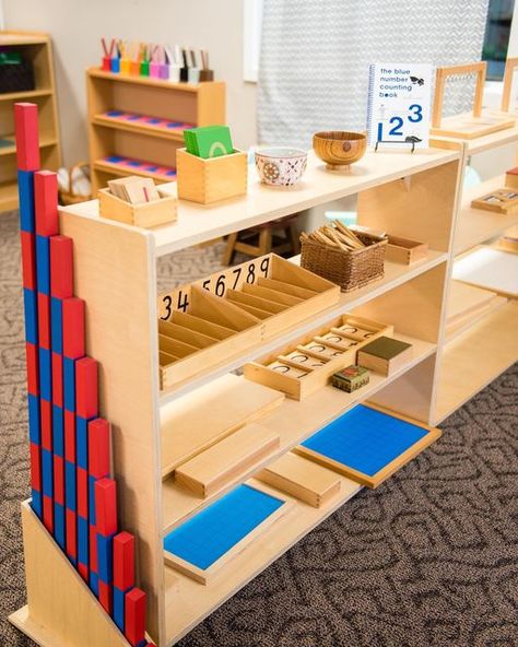 Mission Montessori on Instagram: "A Montessori math shelf & many of its supporting materials… From number rods for teaching quantity to the multiplication board the materials are beautiful, inviting and follow the pace of the child while developing their mathematical mind! #mmmath #montessori #montessorimathsactivities #montessorimaths #montessorimaterial #montessorishelfie #montessorischool" Math Shelf Preschool, Montessori Math Shelves, Montessori Math Materials, Montessori 3-6, Montessori Classroom Layout Preschool, Montessori Language Shelf, Montessori Classroom Set Up, Montessori Science Shelf, Corner Play Area