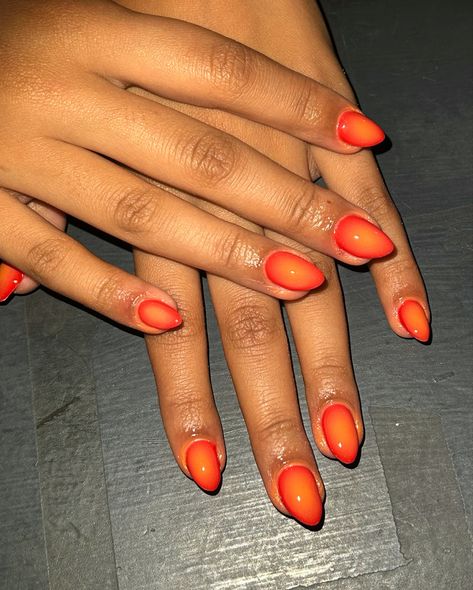 Airbrush Orange Nails, Orange And Red Ombre Nails, Short Ombre Nails Orange, Red Orange Aura Nails, Red And Orange Aura Nails, Aura Nails Yellow Orange, Sunset Gel Nails, Orange Airbrush Nails, Orange Sunset Nails