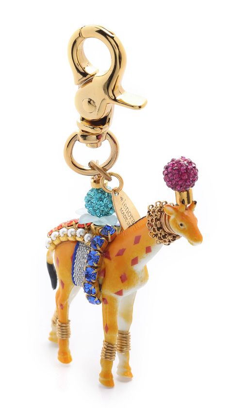 The coolest keychains to perfect your back-to-school bag Tassen Hanger, Giraffe Keychain, Plastic Animal Crafts, Jewelry Assemblage, Boho Keychain, Back To School Bags, Circus Animals, Bags For Teens, Bag Charms