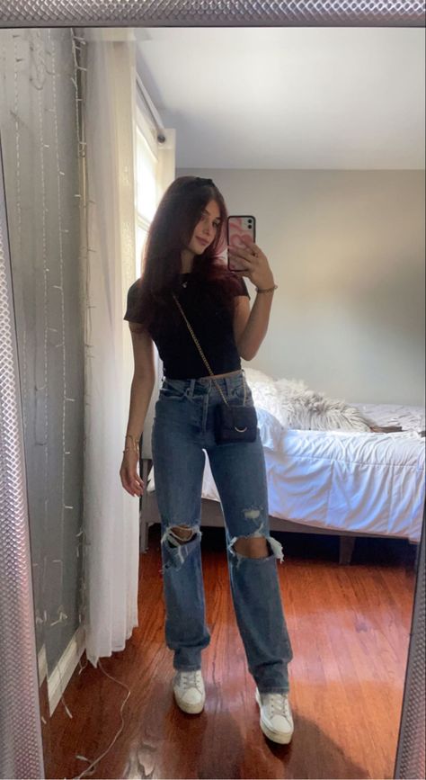 Blue Ripped Jeans Outfit, Black Shirt With Jeans, Teen Outfits For School, Black Jeans Outfit Spring, Dark Washed Jeans Outfit, Dark Blue Jeans Outfit, Outfit Mom Jeans, Jean Top Outfits, Outfit Ripped Jeans