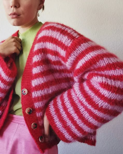 Pink Cardigan Outfit, Red Sweater Outfit, Magic Clothes, Advanced Knitting, Mohair Cardigan, Red Cardigan, Cardigan Outfits, Lovely Clothes, Mode Inspiration