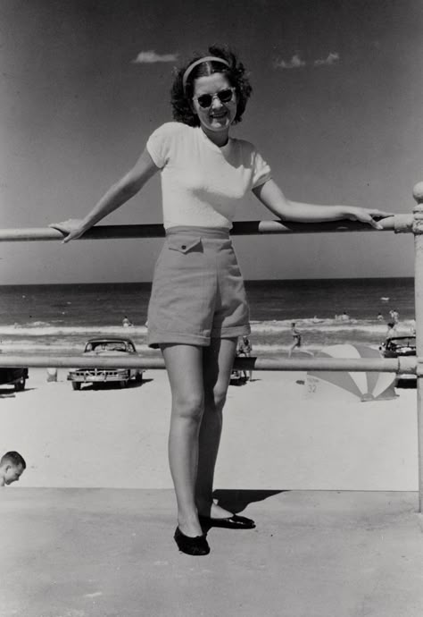 1950s Fashion Casual, Cute Traveling Outfits, Woman At The Beach, 50s Beach, 1950s Casual, Beach Aesthetic Outfits, Vintage Summer Outfits, 1940s Women, 1940s Woman