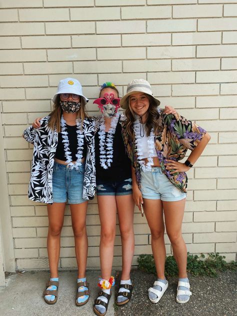 Tropical Day At School Outfits, Football Beach Theme Outfit, Hawaiin Day Outfits For School, Hawaii Outfits School Spirit, Luau School Dance Outfit, Hawaii Outfits For School Spirit Week, Beach Outfit Spirit Week, Tourist Theme Outfit, Hawian Outfits For School Spirit Week