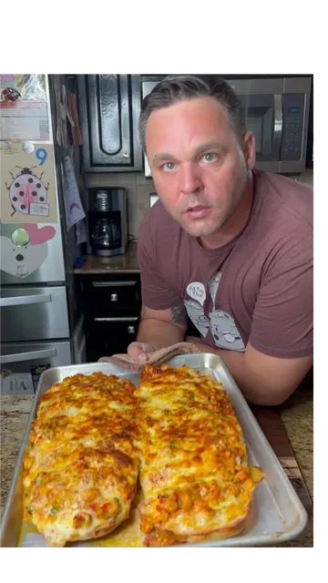 Crawfish Bread, Cajun Crawfish, French Loaf, Cheesy Snack, Sweet Peppers, Gourmet Chef, Cheesy Bread, Pescatarian Recipes, Party Food Appetizers