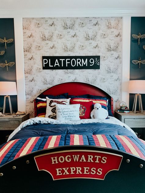 Harry Potter Theme Room Bedroom Ideas, Harry Potter Aesthetic Room Ideas, Harry Potter Room Design Ideas, Kids Harry Potter Bedroom, Harry Potter Theme Bedroom, Boys Harry Potter Bedroom, Harry Potter Boys Room, Harry Potter Bedroom Decor Ideas, Harry Potter Bedroom Ideas For Girls Diy