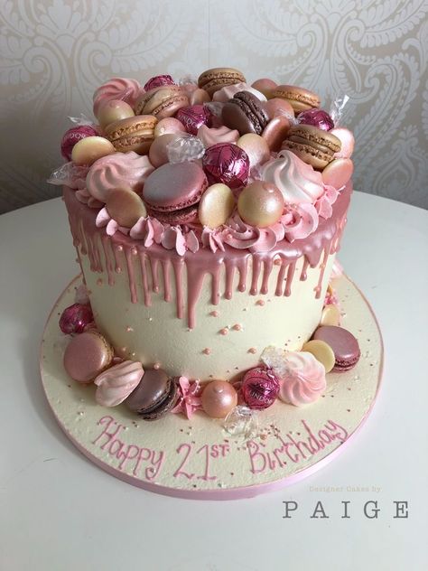 Birthday Cake Ideas Macaroons, Cakes With Macarons On Top, Elegant Birthday Cakes For Ladies, Cake With Macarons On Top, Macaroon Birthday Cake, Birthday Drip Cake, Birthday Cake Images, Candy Birthday Cakes, 13 Birthday Cake