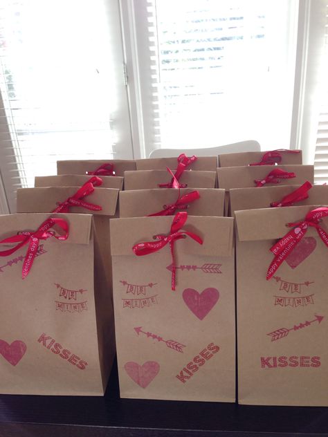 Valentines day treat bags 2014 Classroom party Kids Valentines Day Treats, Valentine Candy Bags, Diy Valentine's Treats, Small Valentines Gifts, Goodie Bag Ideas, Accessories Idea, Valentines Day Bags, Valentine Party Favors, Bags 2014