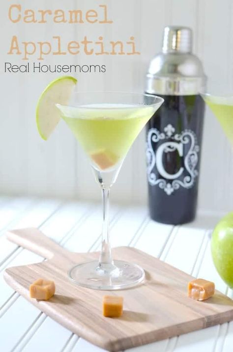 Caramel Appletini Recipe, Caramel Appletini, Appletini Recipe, Apple Schnapps, Chicken Recipes Healthy, Apple Martini, Recipes Sausage, Dinner Drinks, Sour Mix