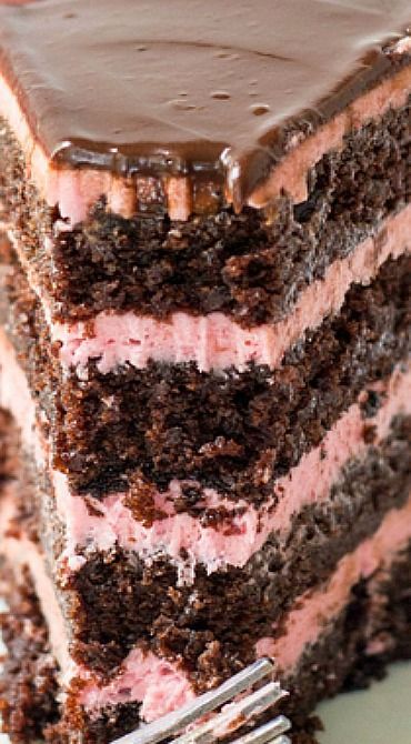 Chocolate Raspberry Cake … Fabulous Desserts, Raspberry Buttercream, Chocolate Raspberry Cake, Valentine Desserts, Tasty Chocolate Cake, Raspberry Cake, Layer Cakes, A Piece Of Cake, Monkey Bread