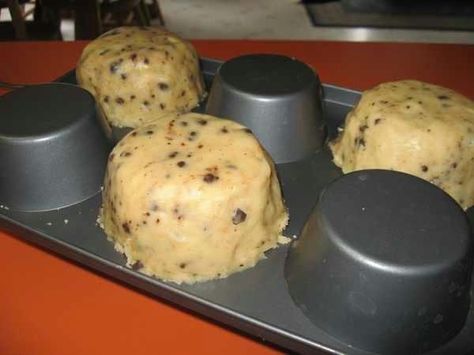 Isn't this a great idea. Put the cookie dough on the outside and make cookie bowls. Once they are baked... you can put Ice Cream inside of them. Cookie Bowls, Think Food, Muffin Tin, Yummy Sweets, Eat Dessert, Trifle, Sweets Treats, Muffin Pan, No Bake Cookies