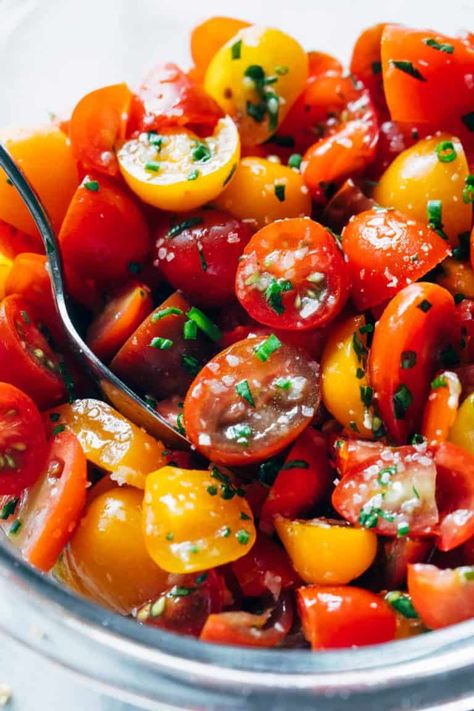 5-Ingredient Marinated Tomatoes Recipe - Pinch of Yum Sunsugar Tomatoes Recipe, Marinated Veggies, Summer Tomato Recipe, Everyday Salad, Cherry Tomato Recipes, Pinch Of Yum, Tomato Dishes, Marinated Tomatoes, Tomatoes Recipe