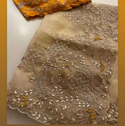 Peta Work Embroidery, Benaras Sarees, Duppattas Designs Ideas, Simple Saree Designs, Embroidery Fashion Detail, Chiffon Sarees, Floral Print Sarees, Floral Saree, Hand Beaded Embroidery