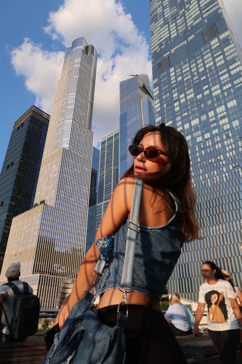 Posing In Front Of Buildings, Creative City Photoshoot, Cute City Poses, Tourist Picture Poses, Instagram Pose Ideas City, Chicago Photoshoot Ideas, Nyc Photo Inspiration, Poses For New York, Poses For City Pictures