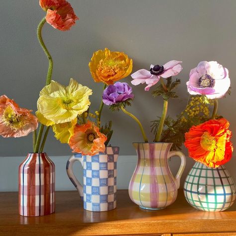 Paper Flowers Decoration, Vases With Flowers, Paper Flower Centerpieces, Flower Vase Arrangements, Flowers Decoration, How To Make Paper Flowers, Nothing But Flowers, Vase Arrangements, Pottery Painting