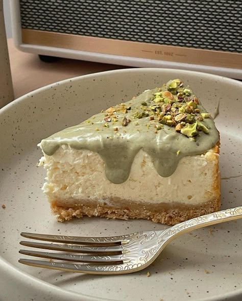 Cheesecake, pistachio cheesecake, cake aesthetic, food photography, dessert, aesthetic Pistachio Cheesecake Recipe, Cheesecake Aesthetic, Pistachio Cheesecake, Chocolate Pistachio, Think Food, Food Obsession, Cafe Food, Pretty Food, Food Cravings