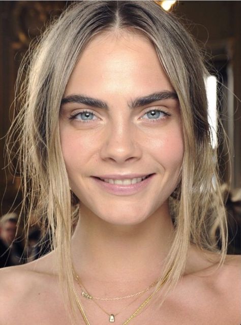 Cara Cara Delevingne Eyebrows, No Make Up Make Up Look, Eyeliner Glitter, Makeup Tumblr, Face Pictures, Poses References, Cara Delevingne, Rimmel, Beauty Videos