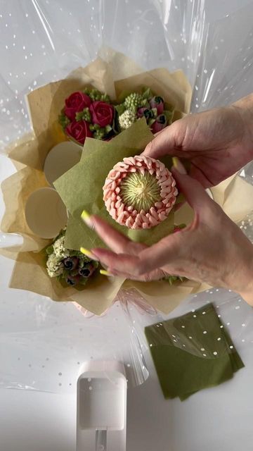 The Cupcake Floristry | Sydney on Instagram: "Watch me put together a floral cupcake bouquet 💐…this is the most satisfying part, I love seeing it all come together 🥰 #buttercream #edibleart #cupcakeinspo #sydneycupcakes #cupcakeartist #floralpiping #cakelove #boucakes #cupcakes #baking #cupcakeart #cupcakeoftheday #instacake #cakesofinstagram #cupcakedesign #pipingflowers #cakeideas #instabake #cakeworld #minicupcakes #minicakes #tutorial #decoratingreel #cupcakereels #bakingreels #cakereel #r Cupcake Bouquet Tutorial, Cupcake Flower Bouquets, Piping Flowers, Floral Cupcakes, Cupcake Art, Cupcake Bouquet, Cake Decorating Designs, Flower Cupcakes, Most Satisfying