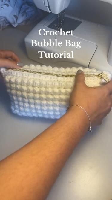 Crochet Zipper, Crochet Tutorial Pattern, Crochet Hack, Crocheting Projects, Beginner Crochet Tutorial, Quick Crochet Patterns, Crochet Business, Crochet Design Pattern, Crochet Clothing And Accessories