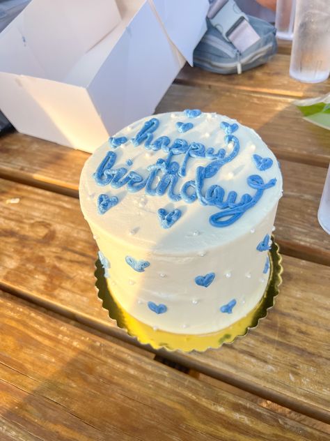 Adorable blue and white birthday cake! #cake #birthday #birthdaycakeideas Blue 13th Birthday Party Ideas, Blue 21st Birthday Cake, Pretty Birthday Cakes For Teens, Aesthetic Blue Birthday, Blue Aesthetic Birthday, Blue And White Birthday Theme, Blue Birthday Ideas, Blue And White Birthday Party, 13th Bday Cake