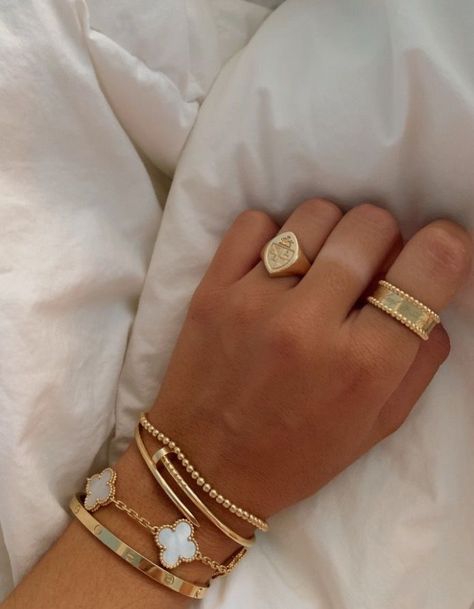 Preppy Jewelry, Gold Girl, Nail Jewelry, Dope Jewelry, Classy Jewelry, Jewelry Lookbook, Stacked Jewelry, 가을 패션, Girly Jewelry