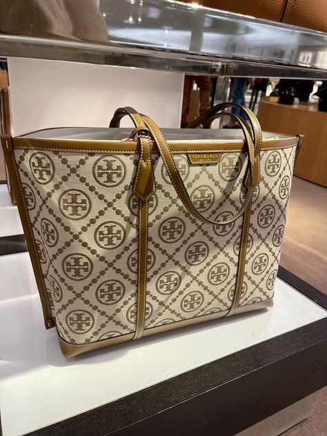 Tory Burch Monogram Tote Bag 🤍 has compartments to help keep your bag organized too! Perfect to use for your summer travel bag and everyday purse! #toryburch #everydaystyle #totebag #summerhandbag #nordstromfinds Follow my shop @CasuallyChristina on the @shop.LTK app to shop this post and get my exclusive app-only content! #liketkit #LTKitbag #LTKtravel #LTKSeasonal @shop.ltk https://liketk.it/3FaAb Tory Burch Perry Tote Outfit, Tory Burch Tote Bag, Tory Burch Market Tote, Tory Burch Crossbody Matte Bag, Tory Burch Perry Tote, Tory Burch Ivory Bags, Tory Burch Bag Totes, Tory Burch Tote, Everyday Purse