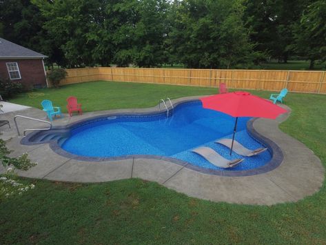 Laguna Freeform Vinyl Inground Pool with Fiberglass Step, Tanning Ledge, Umbrella Holder, Concrete Coping, and Stamped Patio Vinyl Liner Pool With Tanning Ledge, Inground Pool With Tanning Ledge, Vinyl Inground Pool, Pool With Tanning Ledge, Pretty Pools, Vinyl Pools Inground, Stamped Patio, Pool Goals, Simple Pool