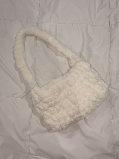 thick blanket yarn crocheted into a sturdy handbag! check my depop to purchases ☺️ Crocheting With Thick Yarn, Crochet Projects With White Yarn, Thick Yarn Bag, Crochet Bag Thick Yarn, Puffy Crochet Bag, Crochet Thick Blanket, Crochet Projects Fluffy Yarn, Crochet With Thick Yarn Ideas, Thick Crochet Bag